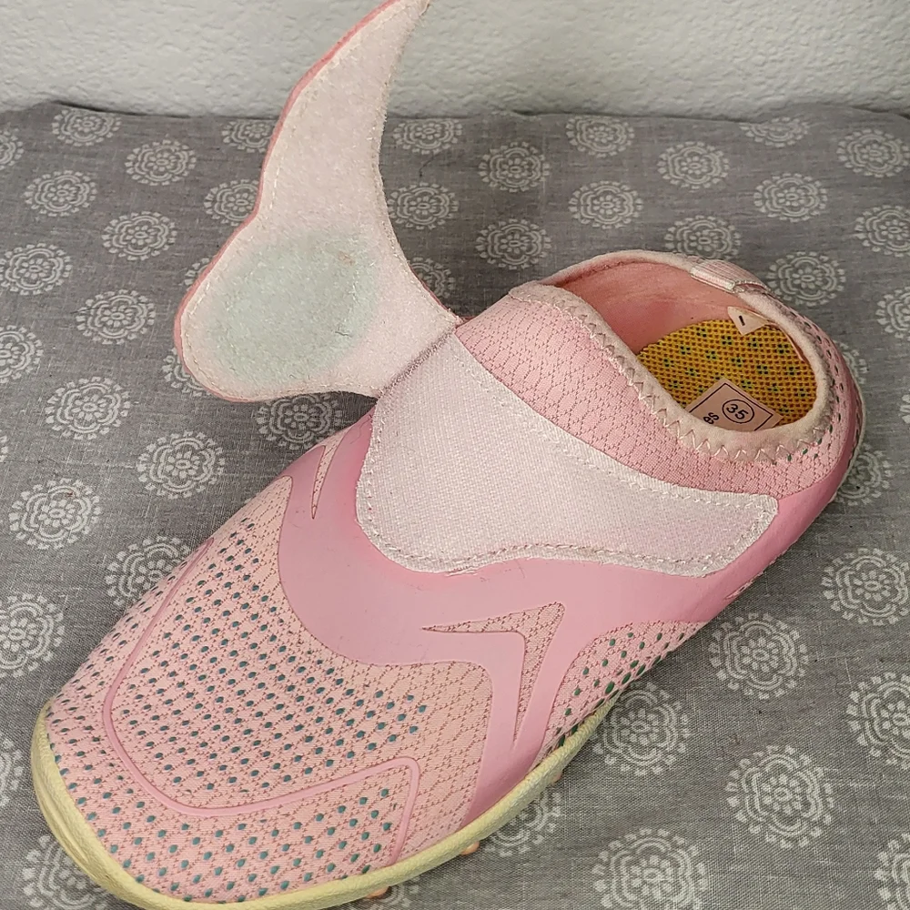 Pair of Water Shoes size Big Girl 2/3